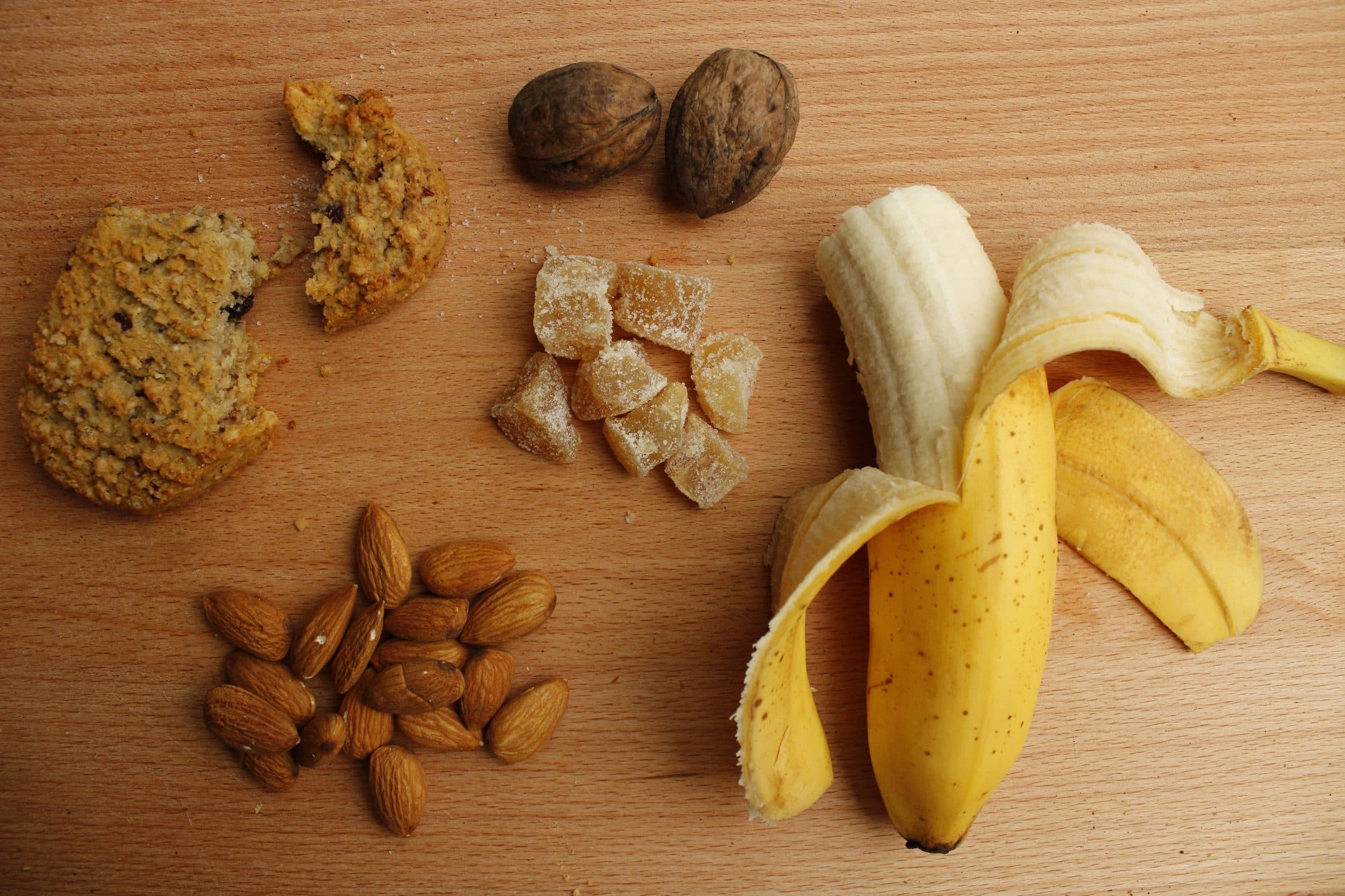 Noix et fruits disposés à plat sur une table en bois